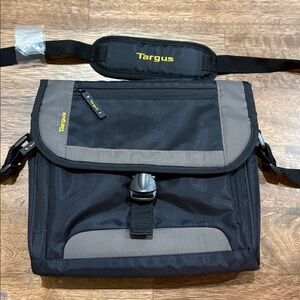 TARGUS BLACK & GREY SMALL MESSENGER BAG, CITY PERSONAL BAG, TABLET BAG